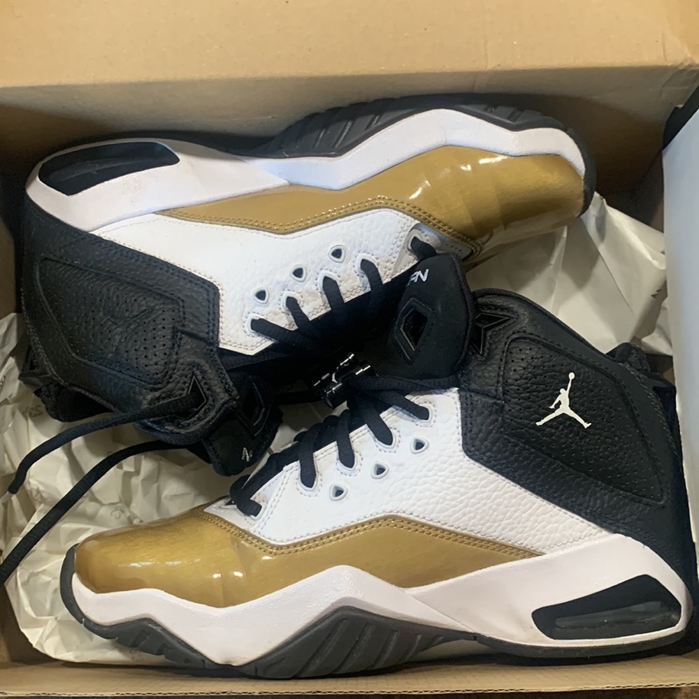 Jordan B”Loyal white, black & gold. Worn a few times. Great condition…size 5